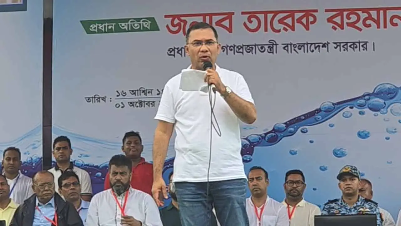 ফেনীতে মুহুরী-কহুয়া সেচ প্রকল্প উদ্বোধন অনুষ্ঠানে বক্তব্য দিচ্ছেন প্রধানমন্ত্রী তারেক রহমান।